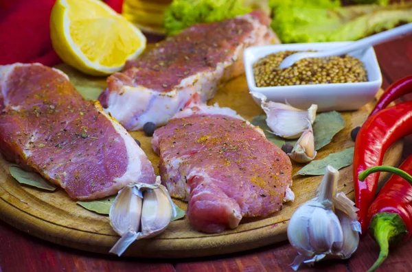 Filetes de carne cruda con especias —  Fotos de Stock