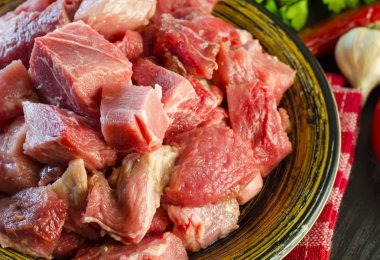 Bir plaka üzerinde parçalar halinde doğranmış çiğ et