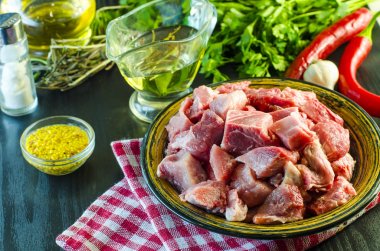 Bir plaka üzerinde parçalar halinde doğranmış çiğ et