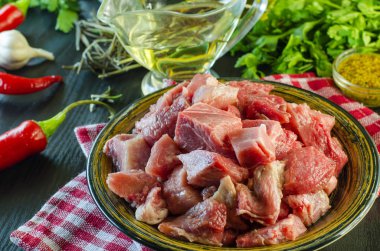 Bir plaka üzerinde parçalar halinde doğranmış çiğ et