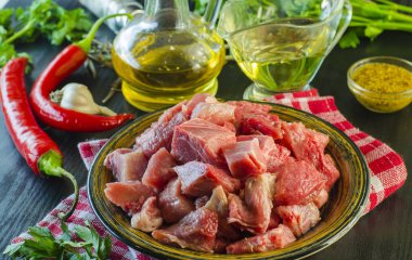 Bir plaka üzerinde parçalar halinde doğranmış çiğ et