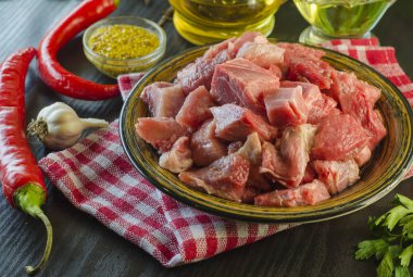 Bir plaka üzerinde parçalar halinde doğranmış çiğ et