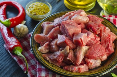 Bir plaka üzerinde parçalar halinde doğranmış çiğ et
