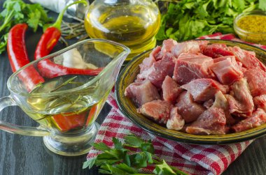 Bir plaka üzerinde parçalar halinde doğranmış çiğ et