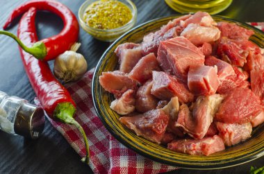 Bir plaka üzerinde parçalar halinde doğranmış çiğ et