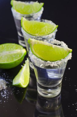 Limon ve tuz ile gümüş tekila