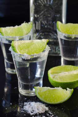 Limon ve tuz ile gümüş tekila