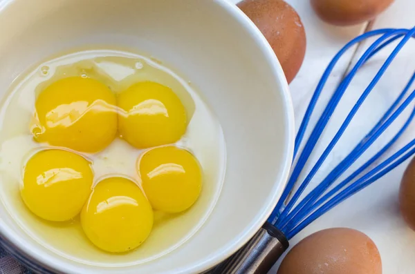 Huevos crudos y batidor — Foto de Stock