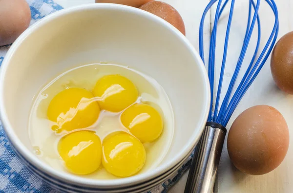 Huevos crudos y batidor — Foto de Stock