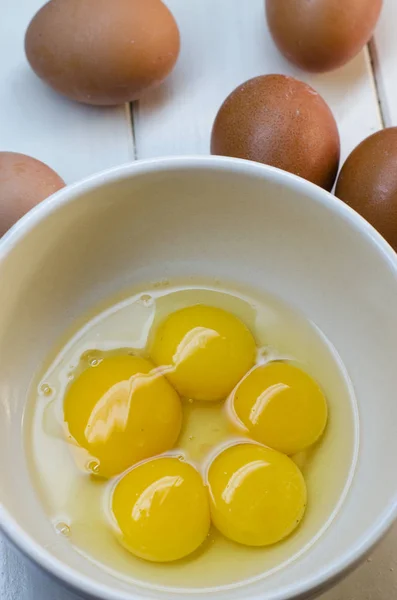 Huevos crudos sobre fondo blanco — Foto de Stock