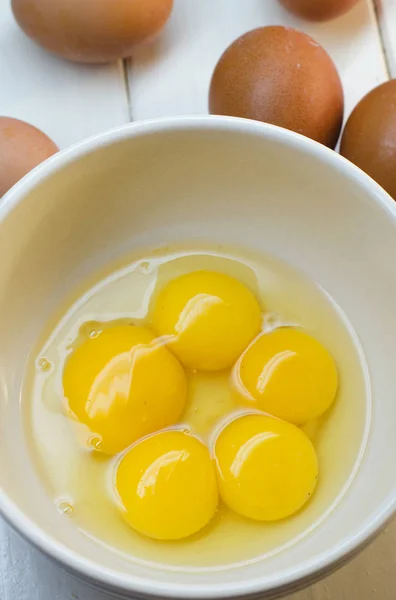 Uova crude su fondo bianco — Foto Stock