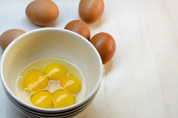 Huevos crudos sobre fondo blanco — Foto de Stock