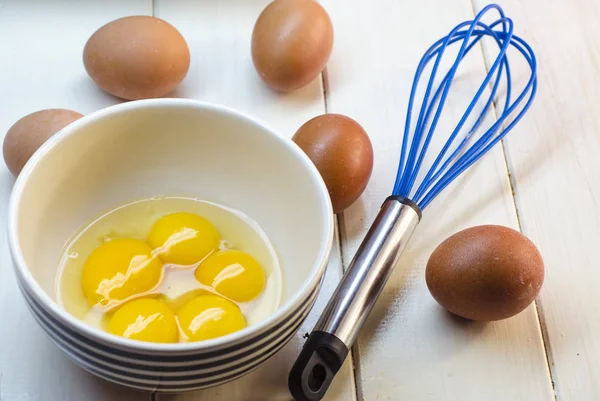 Huevos crudos y batidor — Foto de Stock