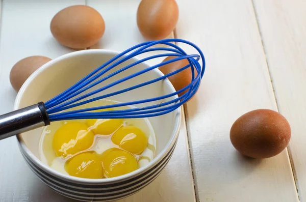 Huevos crudos y batidor — Foto de Stock