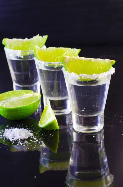 Tequila argentée à la lime et au sel — Photo