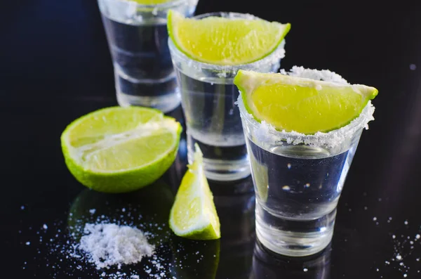 Tequila argentée à la lime et au sel — Photo