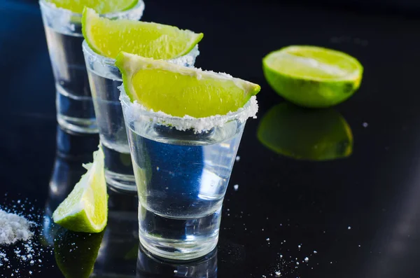 Tequila argentée à la lime et au sel — Photo
