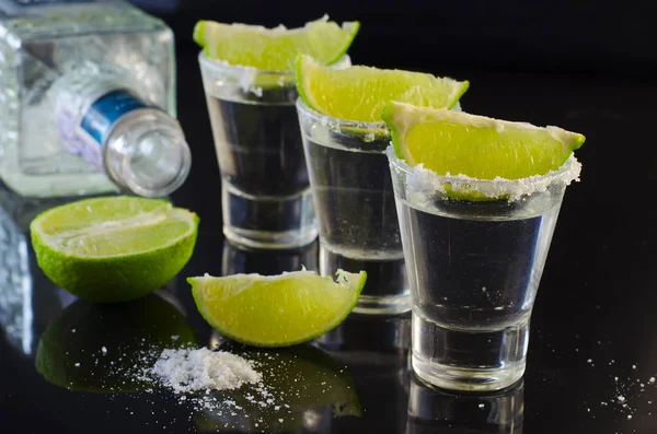 Silver tequila med lime och salt — Stockfoto
