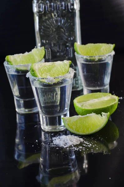 Tequila de plata con lima y sal — Foto de Stock