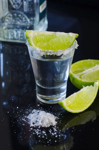 Tequila argentée à la lime et au sel — Photo