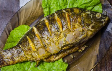 Limon ile pişmiş sazan