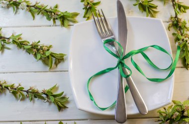 Çatal bıçak takımı bahar arka plan üzerinde