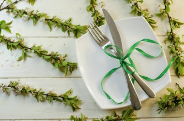 Çatal bıçak takımı bahar arka plan üzerinde