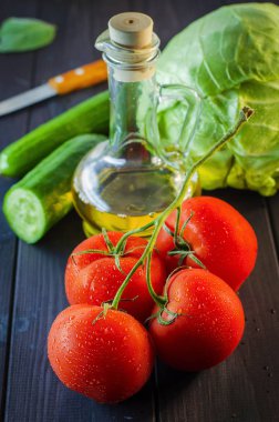 Taze sebzeler masada.