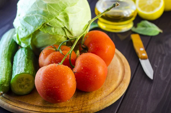 Verduras frescas sobre la mesa — Foto de Stock