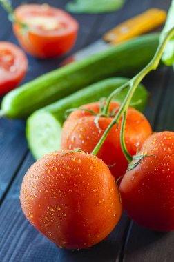 Taze sebzeler masada.