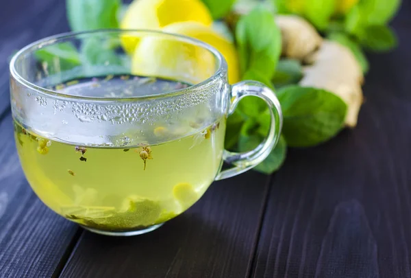 Té de hierbas con menta y jengibre — Foto de Stock