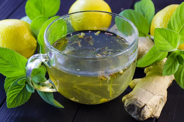 Té de hierbas con menta y jengibre — Foto de Stock