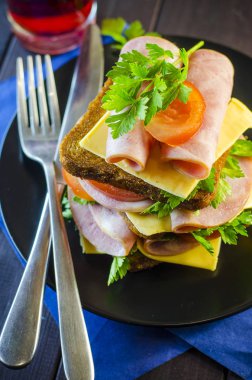 Büyük sandviç sosis ve peynir ile