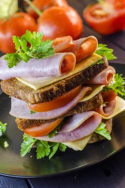 Büyük sandviç sosis ve peynir ile