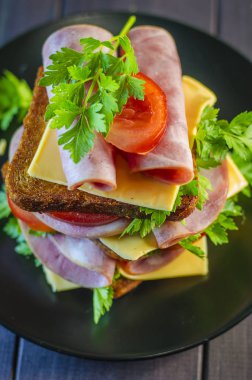 Büyük sandviç sosis ve peynir ile