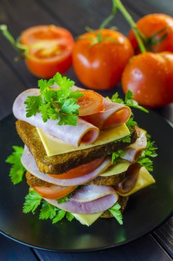 Büyük sandviç sosis ve peynir ile