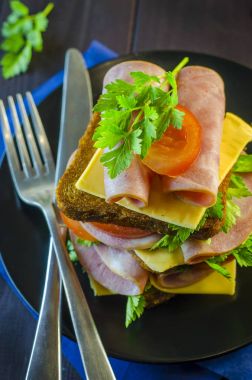 Büyük sandviç sosis ve peynir ile