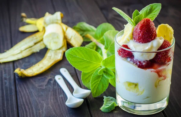 Postre con fresas y plátano —  Fotos de Stock