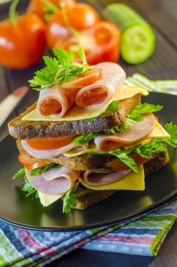 Büyük sandviç sosis ve peynir ile