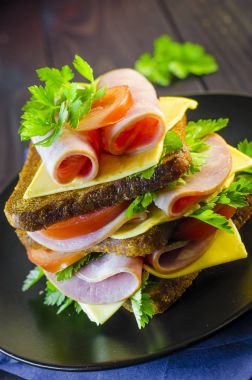 Büyük sandviç sosis ve peynir ile