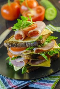 Büyük sandviç sosis ve peynir ile