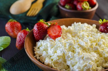 süzme peynir ve çilek