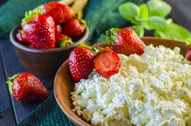 süzme peynir ve çilek