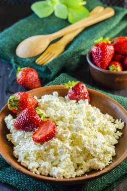 süzme peynir ve çilek