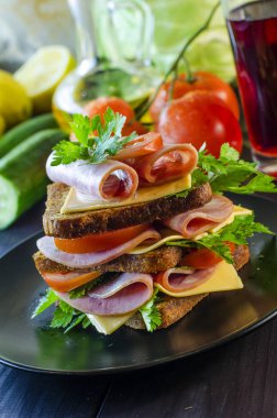 Büyük sandviç sosis ve peynir ile