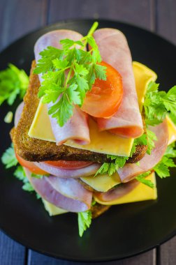 Büyük sandviç sosis ve peynir ile