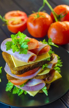 Büyük sandviç sosis ve peynir ile