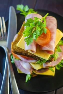 Büyük sandviç sosis ve peynir ile