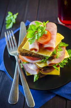 Büyük sandviç sosis ve peynir ile