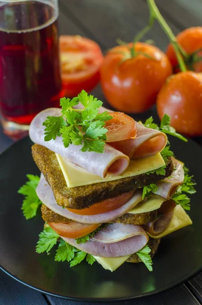 Büyük sandviç sosis ve peynir ile